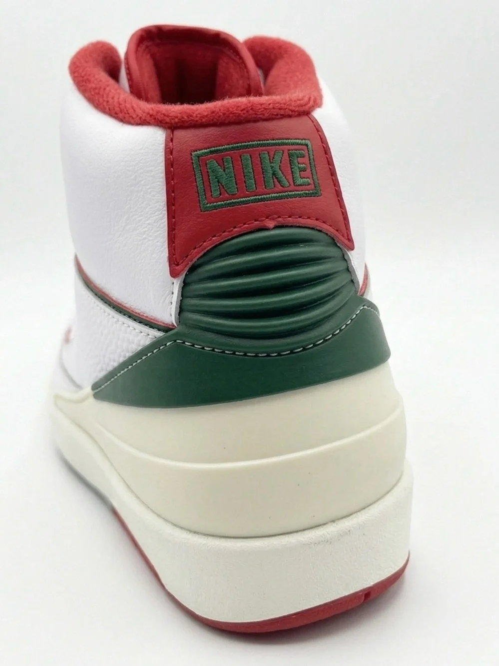 Jordan Retro 2’s High-Top Sneakers Italy/Mexico Colorway Size 11 Men’s